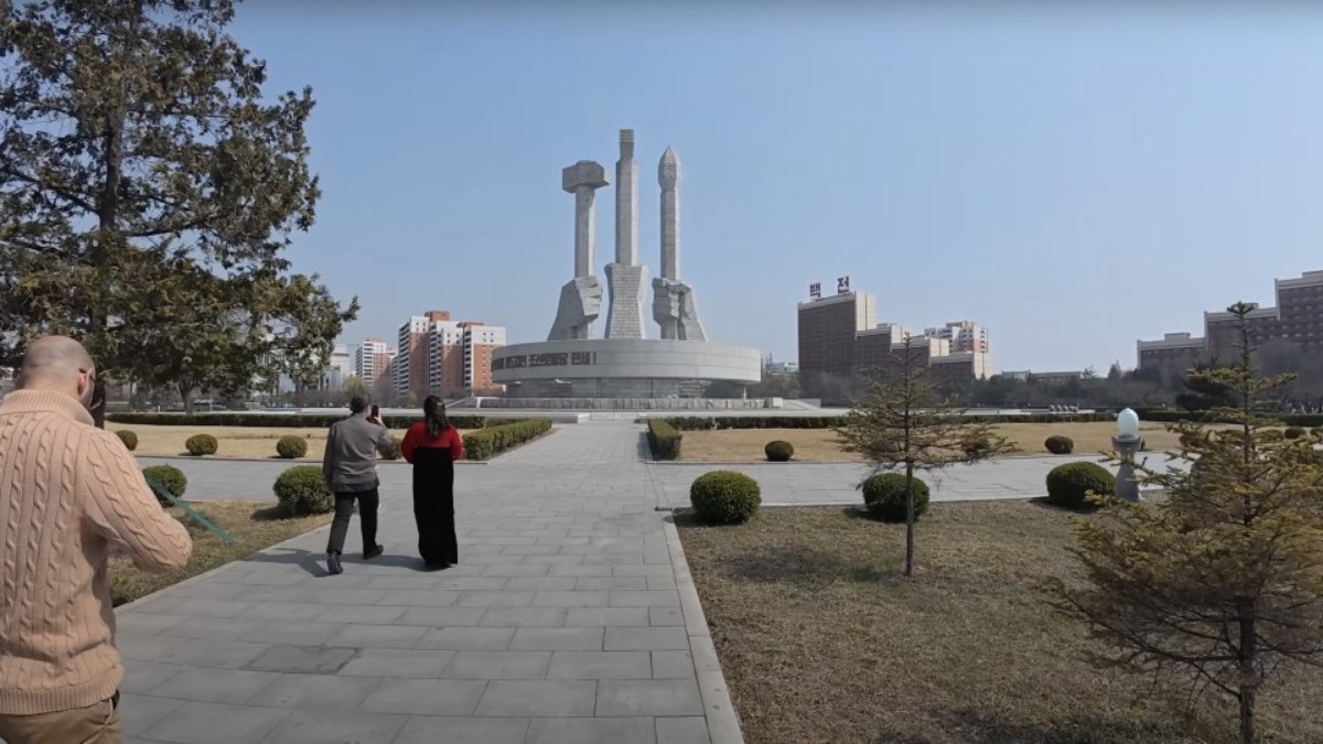 Um enorme monumento ao Partido dos Trabalhadores retrata um martelo, uma foice e um pincel.