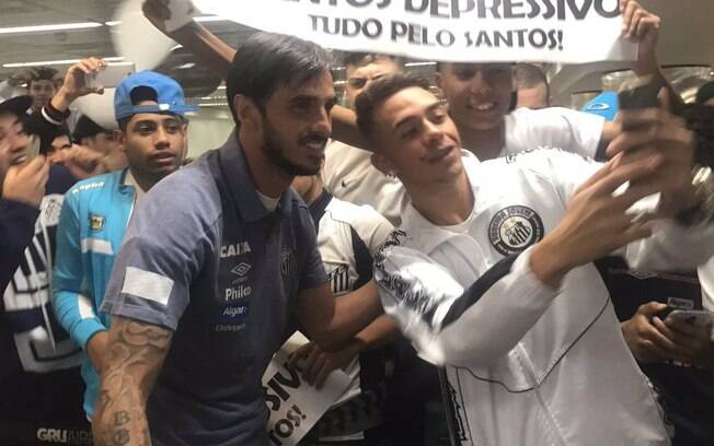 Bryan Ruiz, principal reforço do Santos para a temporada, é recebido com festa por torcedores 