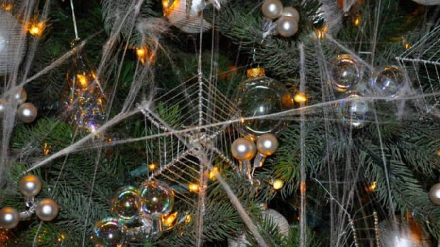 Os ucranianos enfeitam a árvore de Natal com aranhas e teias.