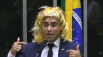 Usando peruca, deputado Nikolas Ferreira faz discurso transfóbico