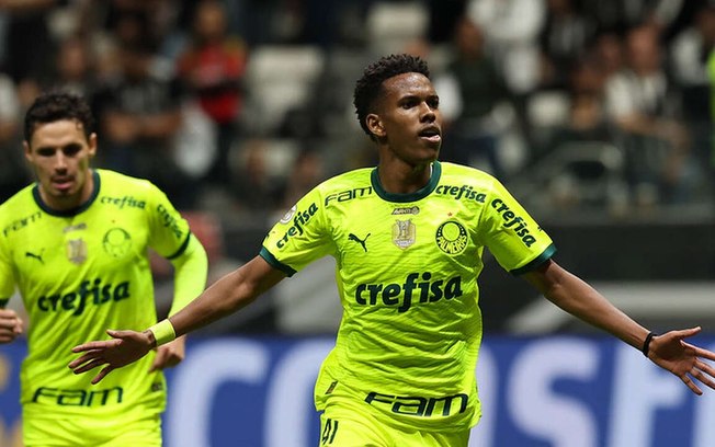 Estevão em campo pelo Palmeiras