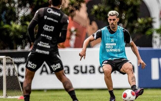 Mesmo fora dos planos do Corinthians, Danilo Avelar treina com o elenco principal do Timão