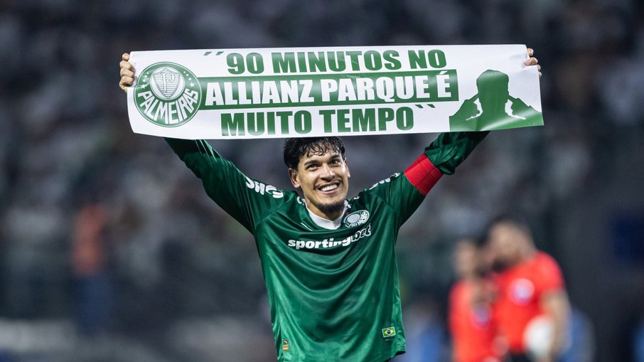 Gustavo Gómez carrega cartaz da frase de Abel após vitória épica na Libertadores