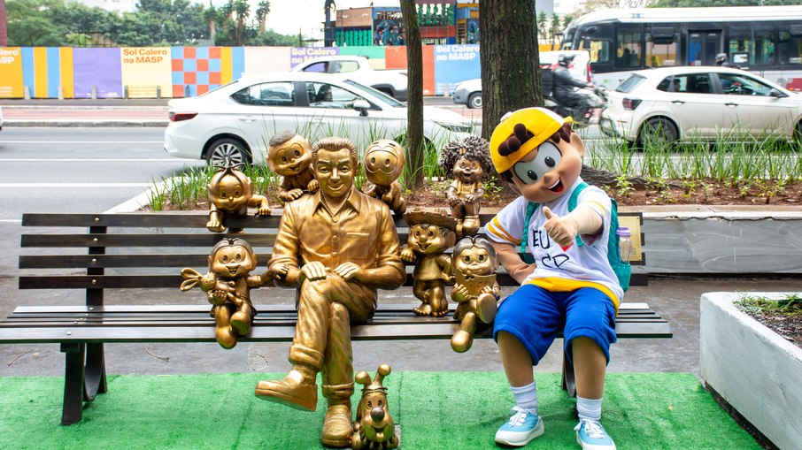 Banco em homenagem a Mauricio de Souza com o personagem Paulistinha, na Avenida Paulista Banco em homenagem a Mauricio de Souza com o personagem Paulistinha, na Avenida Paulista
