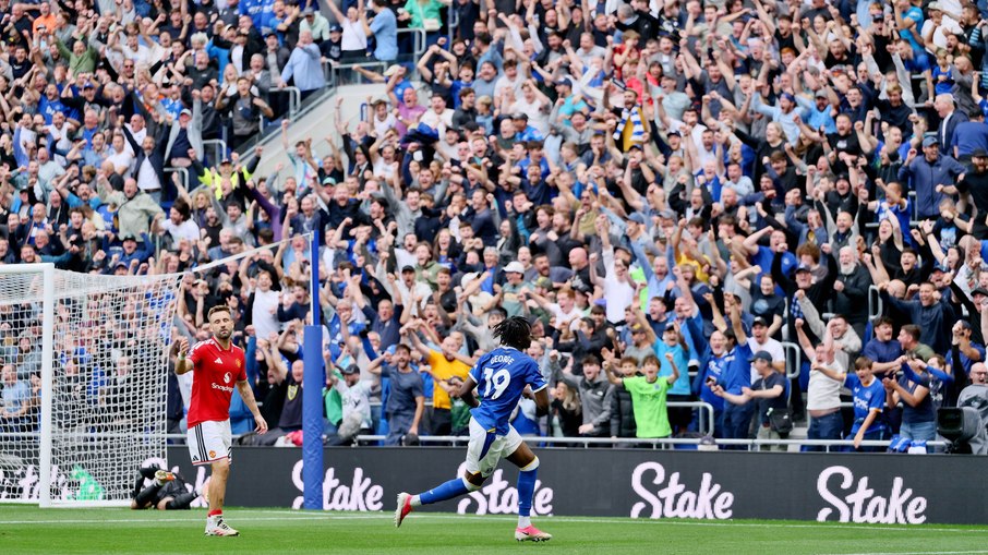 Jogador por um dia: time da Premier League vende pacote inusitado Jogador por um dia: time da Premier League vende pacote inusitado