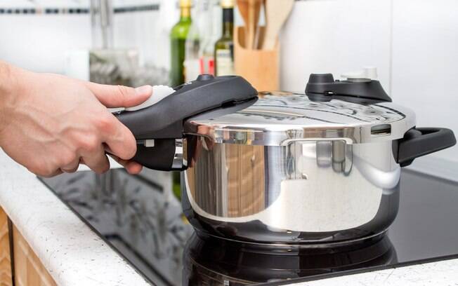 Mudar alguns hábitos na hora de cozinhar, como preferir a panela de pressão, pode ajudar a economizar gás de cozinha