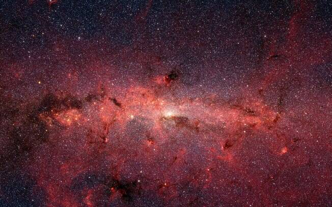 Imagem do centro da Via Láctea obtida pelo Spitzer: milhões de estrelas dividem espaço com um grande buraco negro