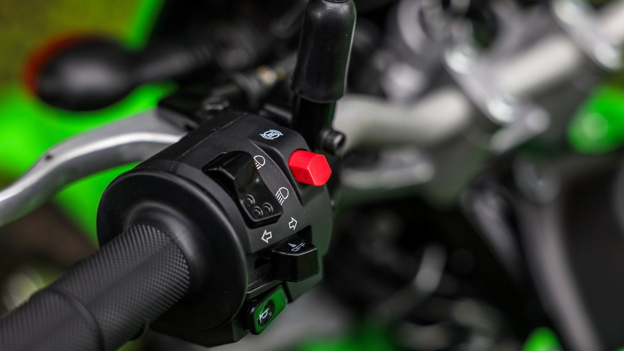 Detalhe dos comandos da Kawasaki KLX230 2027, que também traz painel digital multifuncional e iluminação em LED. Detalhe dos comandos da Kawasaki KLX230 2027, que também traz painel digital multifuncional e iluminação em LED.