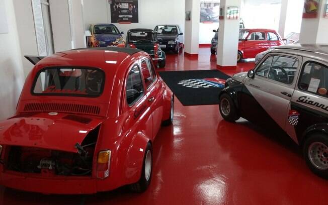 Os italianos adoram seus carros, e curtem fuçar neles em garagens e oficinas como essa da foto, da preparadora Giannini, em Roma