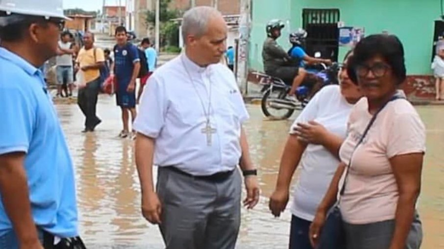 O Bispo Prevost no acolhimentos dos atingidos pelas enchentes de 2023, no norte do Peru O Bispo Prevost no acolhimentos dos atingidos pelas enchentes de 2023, no norte do Peru