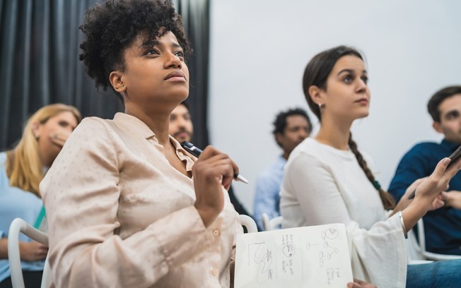 Mulheres performam melhor na liderança, indica pesquisa