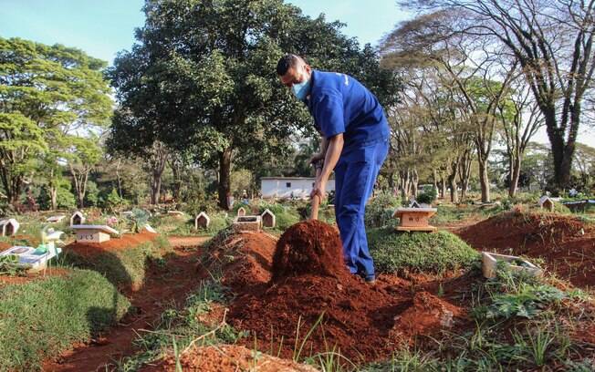 O sepultador James Alan trabalha na etapa 1 do cemitério de Vila Formosa