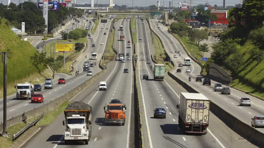 Trecho da Via Dutra que liga o Rio de Janeiro a São Paulo. Trecho da Via Dutra que liga o Rio de Janeiro a São Paulo.