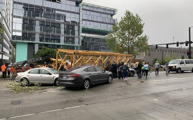 Em Seattle, um guindaste caiu em cima de seis veículos em um campus do Google e deixou quatro pessoas mortas