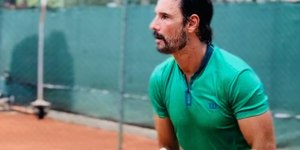 Rodrigo Santoro vira tenista amador e explica paixão