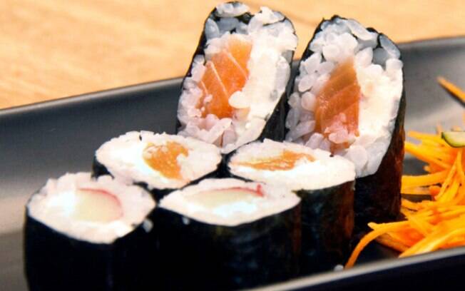 O hossomaki é o sushi mais tradicional: com a alga envolvendo o arroz, que envolve o peixe