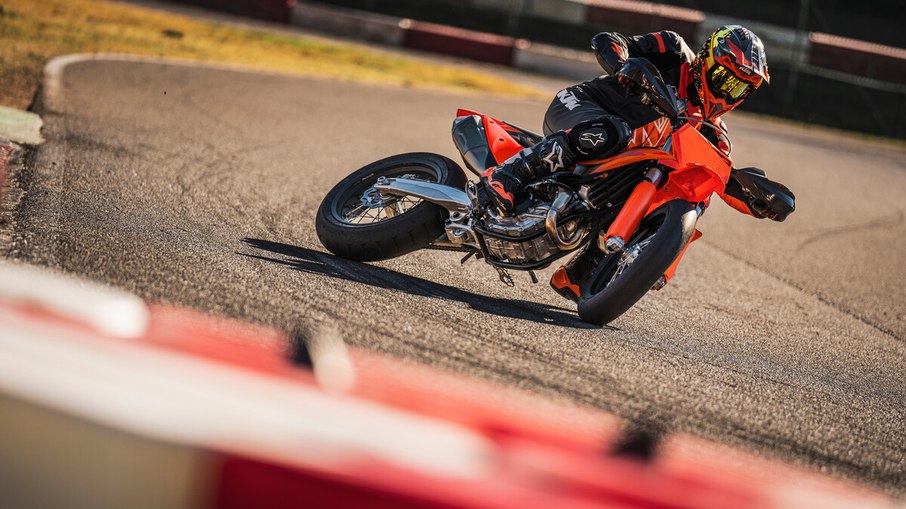 KTM 450 SMR 2027 recebe novo garfo WP XACT de cartucho fechado e mantém foco no uso em pista KTM 450 SMR 2027 recebe novo garfo WP XACT de cartucho fechado e mantém foco no uso em pista
