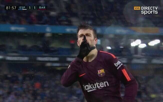 Piqué foi muito vaiado durante a partida e coube a ele empatar a partida para o Barcelona no dérbi diante do Espanyol. A comemoração foi assim