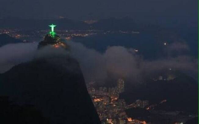 Cristo Redentor de verde em homenagem à Chapecoense