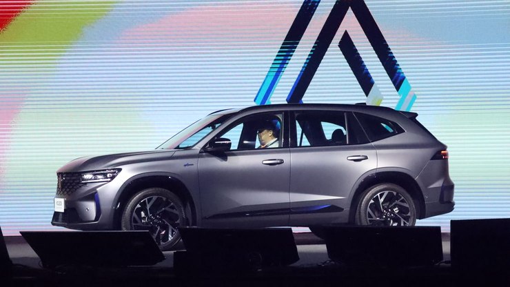 Renault confirma chegada do SUV Koleos híbrido a partir de 2026