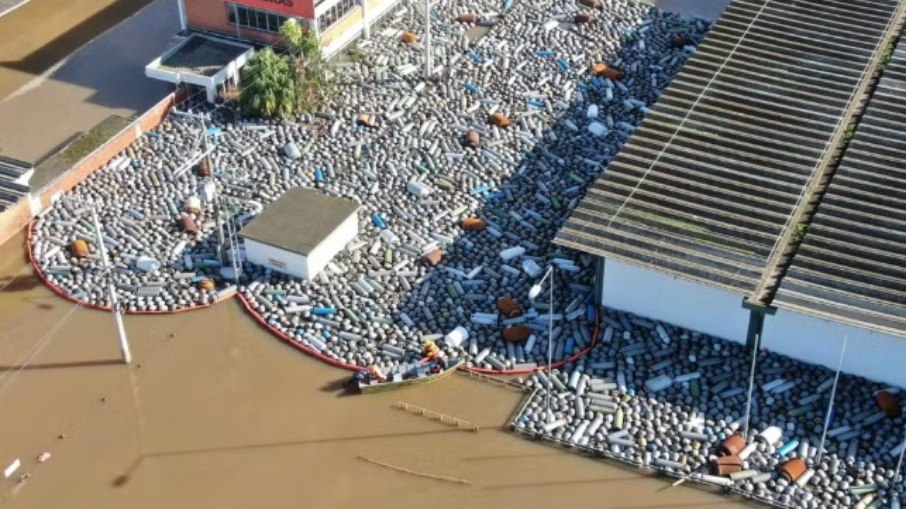 Botijões de gás à deriva em Canoas (RS) 