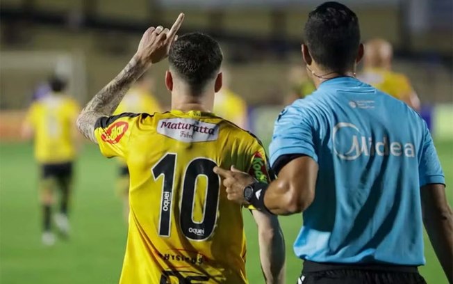 Rômulo em ação com a camisa do Novorizontino pela Série B