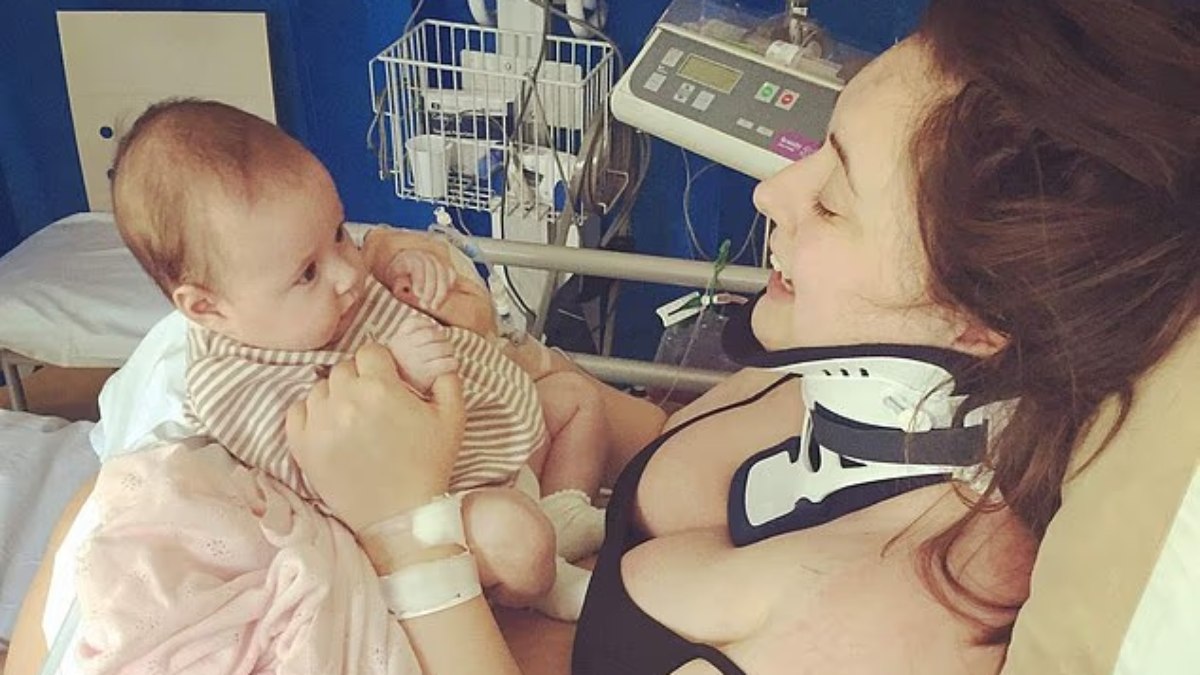 Mulher quebra pescoço ao bocejar. Mulher quebra pescoço ao bocejar.