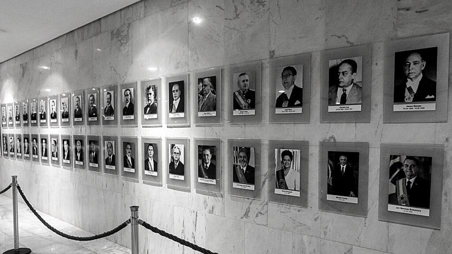 Foto de Bolsonaro está em preto e branco