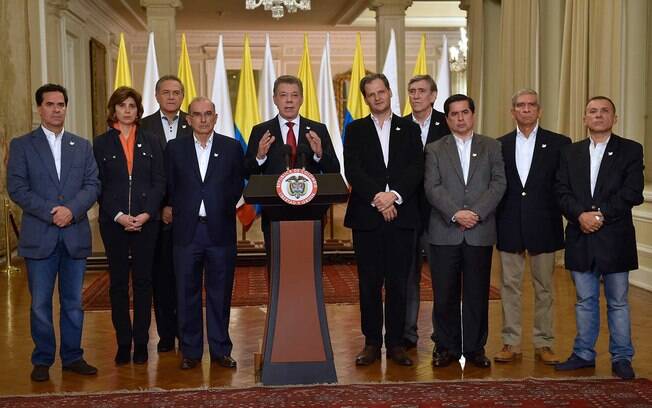 O presidente Juan Manuel Santos pede por paz durante eleições, depois de país 
