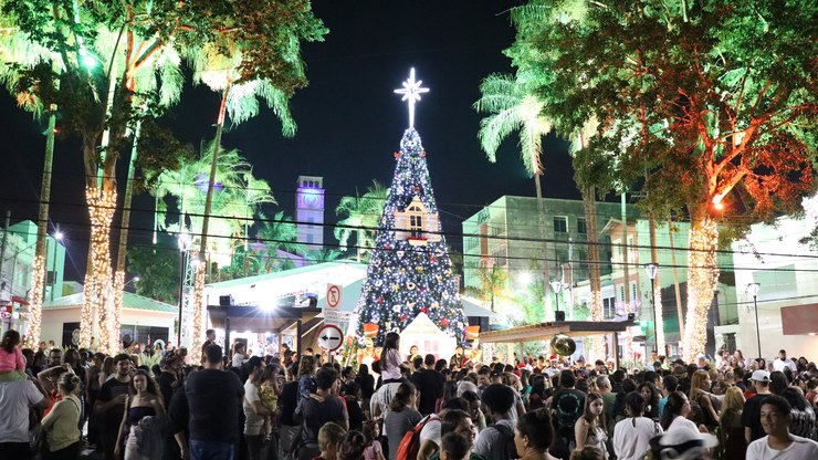 Chegada do Papai Noel abre programação do Natal em Vinhedo