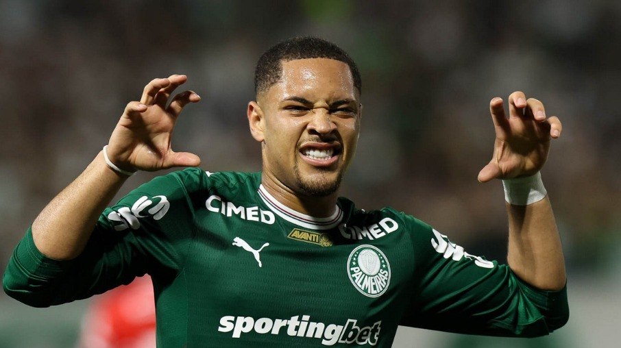 Vitor Roque na tradicional comemoração de gol