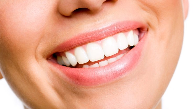 Clareamento dos dentes com esmalte branco; veja os perigos da técnica que viralizou