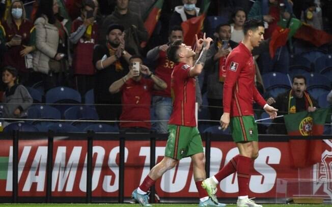 Com gols brasileiros, Portugal despacha Turquia e fica a uma vitória da Copa do Mundo