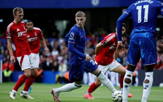 Cole Palmer (C), do Chelsea, controla a bola entre jogadores do Nottingham Forest pela 7ª rodada do Campeonato Inglês