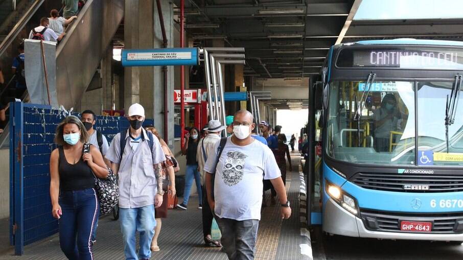 Movimento de usuários do transporte público no terminal de ônibus do Grajaú.