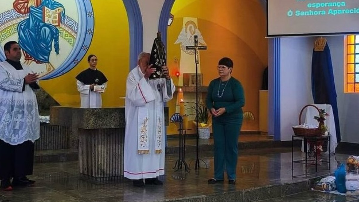 Padre morre em igreja após celebrar missa para Nossa Senhora. Padre morre em igreja após celebrar missa para Nossa Senhora.