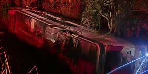 Ônibus capota na BR-393 e deixa 28 feridos em Barra do Piraí (RJ)