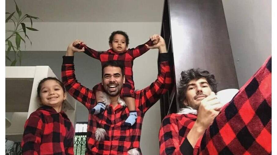 Tiago e Paulo com os filhos Davi e Sara