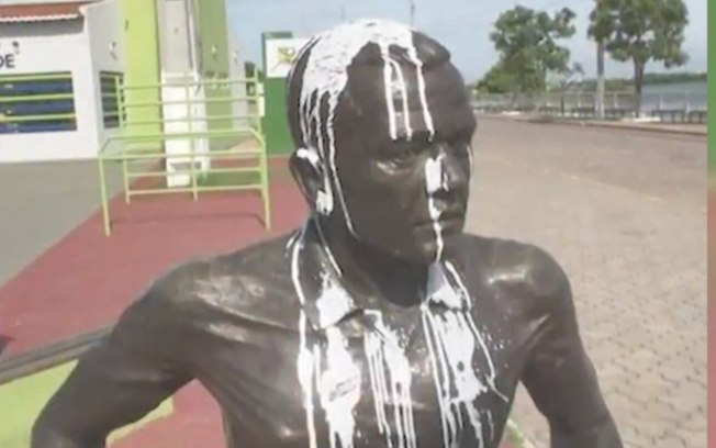 Estátua de Daniel Alves já foi vandalizada algumas vezes 