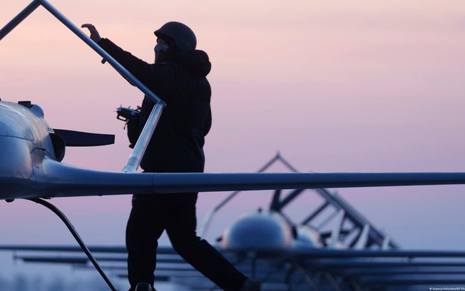 Soldado ucraniano manipulando drone (imagem de arquivo)