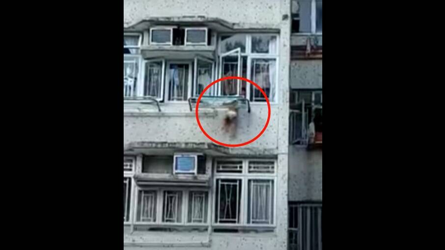 Criança ficou pendurada em janela de apartamento