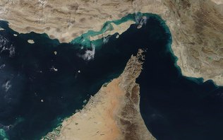 Irã fecha Estreito de Ormuz e ameaça atacar navios Irã fecha Estreito de Ormuz e ameaça atacar navios