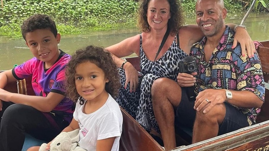 Tessa Hawes e a família em um passeio de barco na Tailândia