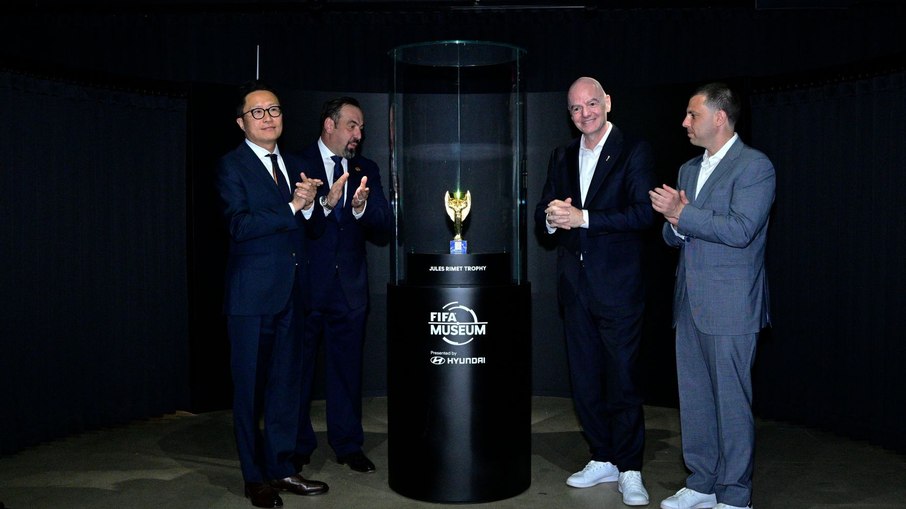 Os executivos Sungwon Jee, Diretor de Marketing da Hyunday Company, presidente da FIFA, Gianni Infantino, diretor Executivo do FIFA Museum, Marco Fazzone e o Alex Lasry CEO do Comitê Anfitrião de Nova York