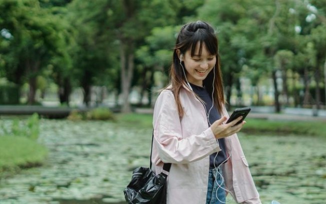 Mexer no celular enquanto anda prejudica o corpo e a mente