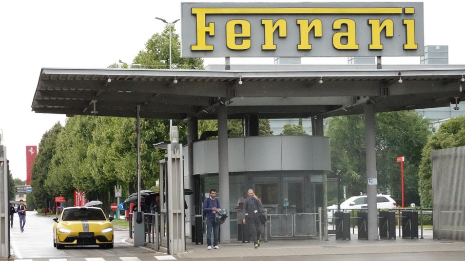 Um Xiaomi SU7 Ultra avistado na fábrica da Ferrari