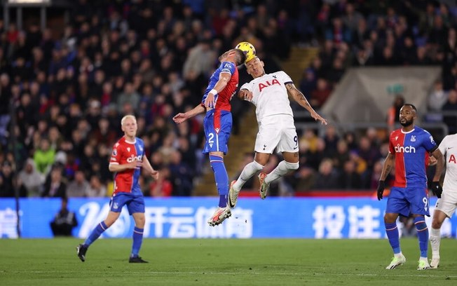 Richarlison em disputa de bola com defensor do Crystal Palace - Foto: Ryan Pierse/Getty Images