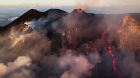 Vulcão entra em erupção e explode com cascata de lava na Itália