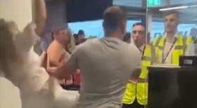 Homem agride funcionários de aeroporto
