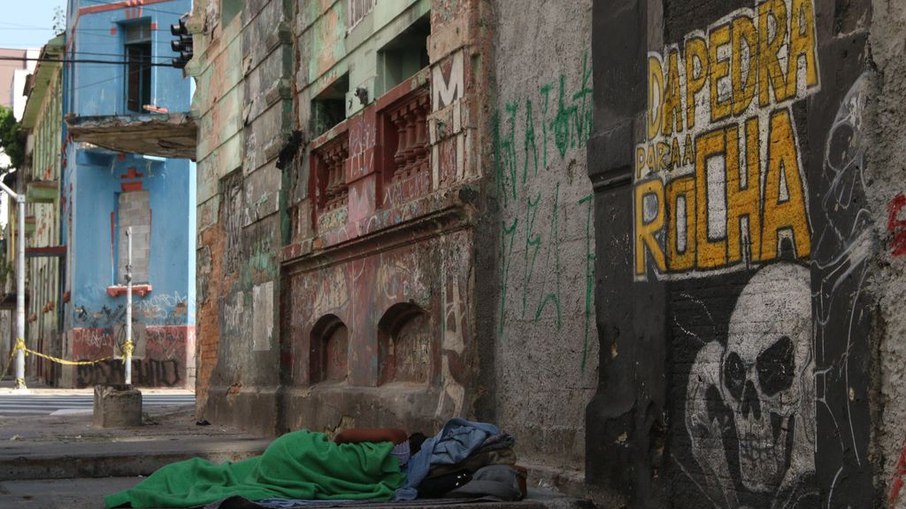 Mulher dorme em rua na capital paulista